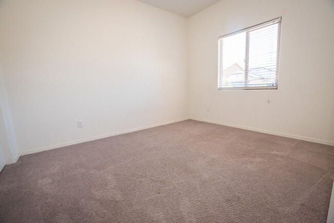 Building Photo - Great Open Floor Plan 3 Bedroom, 2 Bath, Central A/C in Holiday Subdivision!