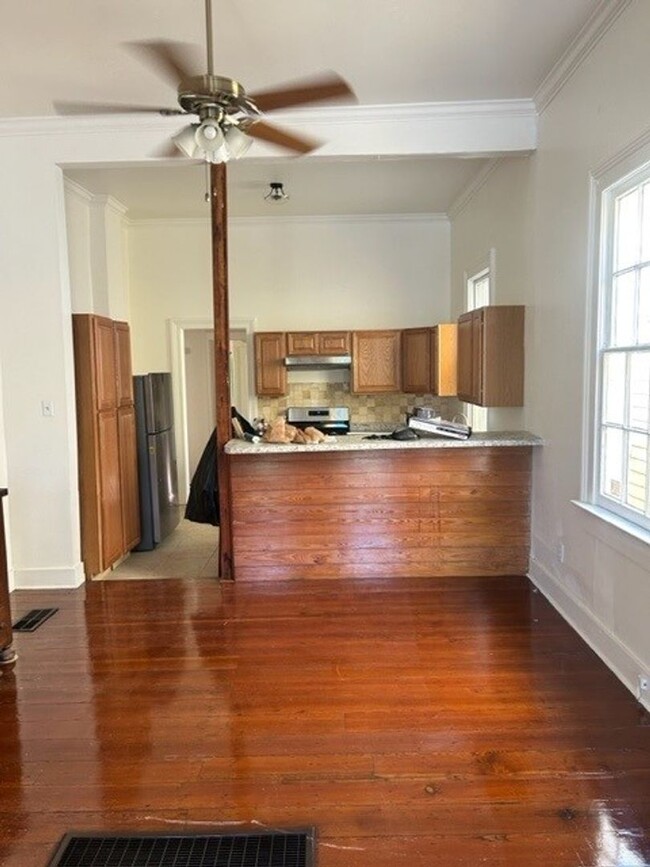 Building Photo - Charming Algiers Point Apartment