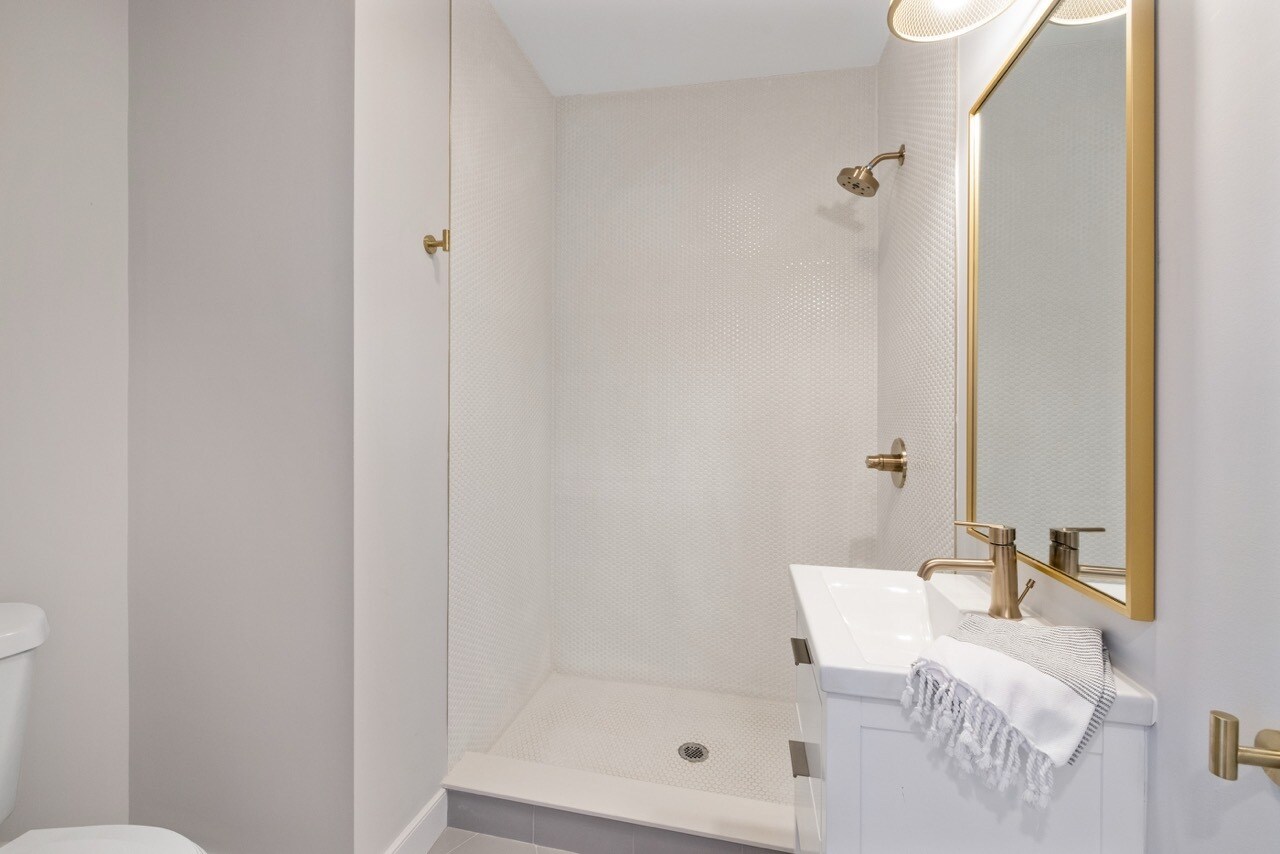 Building Photo - 275 Webster St