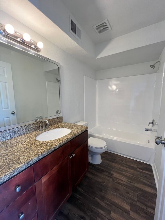 Building Photo - $500 OFF FIRST FULL MONTH 2 BEDROOM 2 BATH...