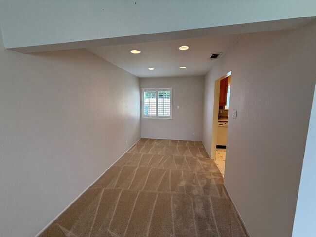 Building Photo - Charming 3-Bed, 2-Bath Home in Quiet Port Hueneme Neighborhood