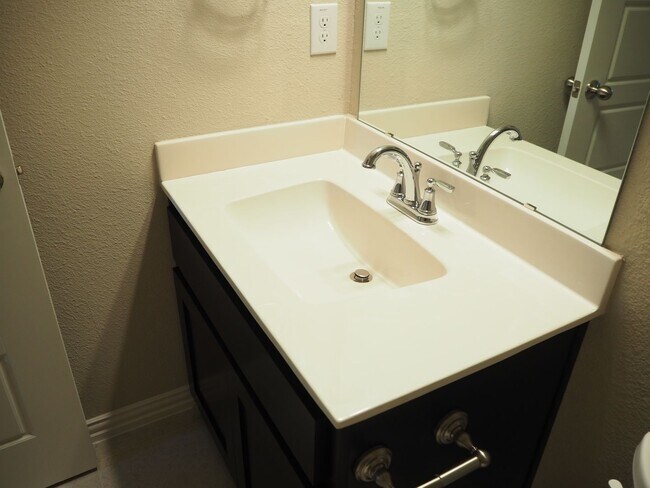 Building Photo - Like NEW 3 Bed - 3 Bath Townhome in Denton