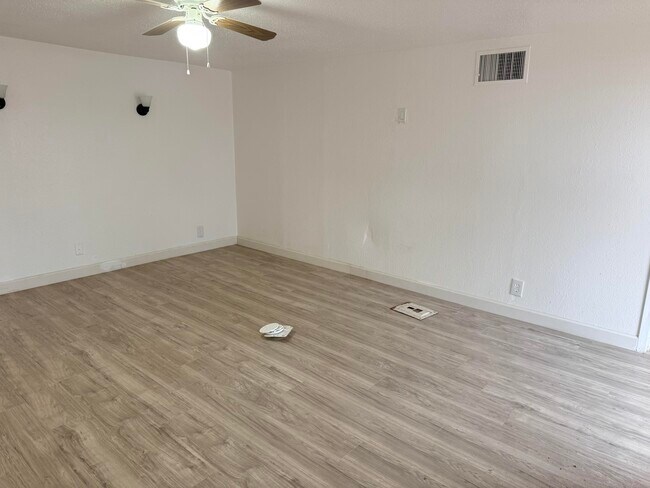 Building Photo - 1801 E 2nd St