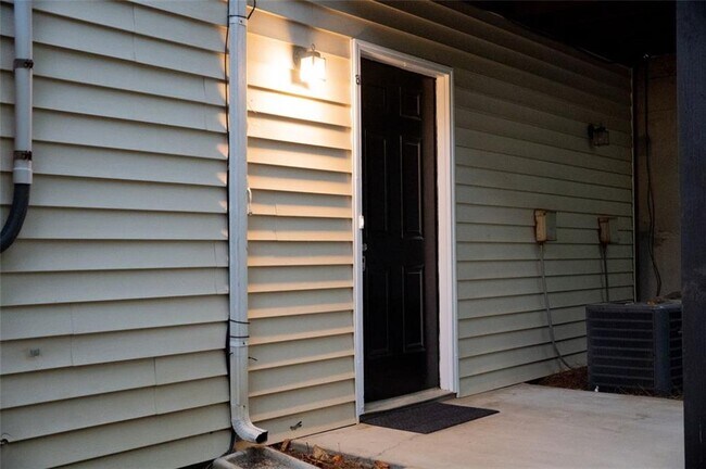 Building Photo - 1600 Oakpoint Dr SW