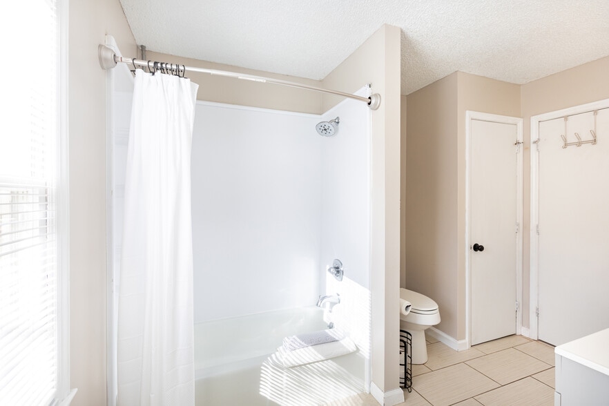 Building Photo - 6012 Old Coach Rd