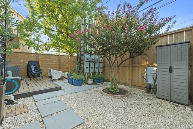 Building Photo - Rare 2BR/2BA Townhome with Spacious Yard i...
