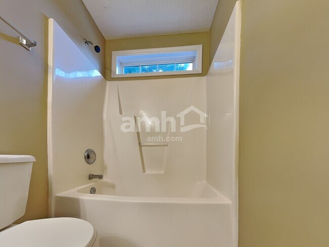 Building Photo - 112 Pine Orchard Ct