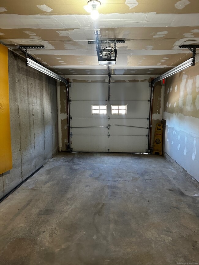 Building Photo - 44 Taft Pointe
