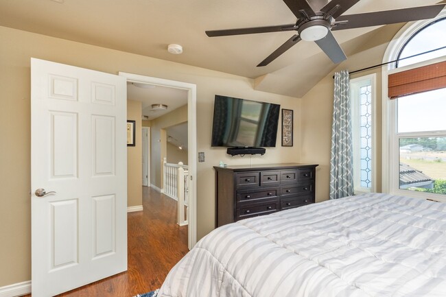 Building Photo - Spacious and Beautiful Home with Private Apartment!