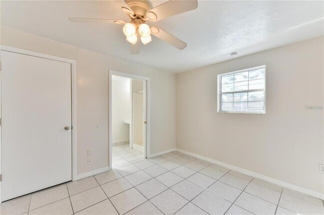 Building Photo - 1828 SE Lake Weir Ave