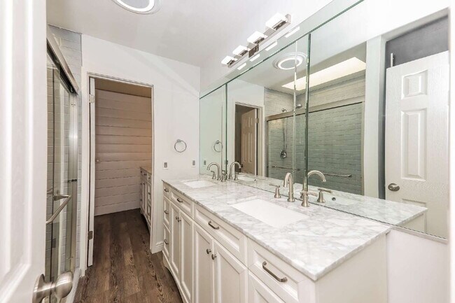 Building Photo - Modern 3 Bed / 2 Bath Turnkey Home with Exceptional Amenities!