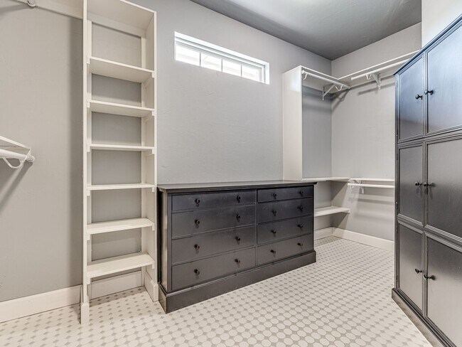 Building Photo - Fantastic home in the Fairways at Surrey H...