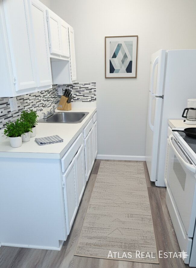 Building Photo - 960 W Moreno Ave