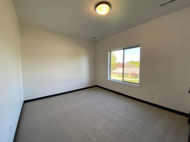 Building Photo - Close to Micron, 3 Bedroom 3 bath w/ a Mil...