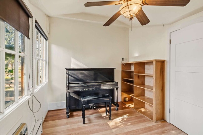 Building Photo - Charming Rustic 3-Bedroom + bonus rooms in Ashland, OR