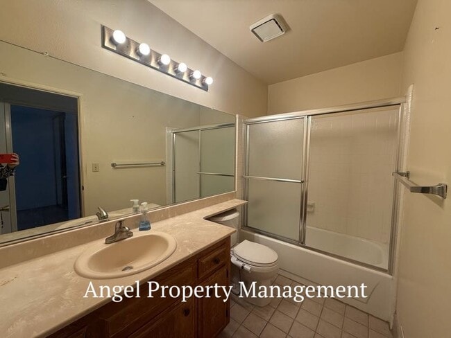 Building Photo - 2208 Begonia Ct