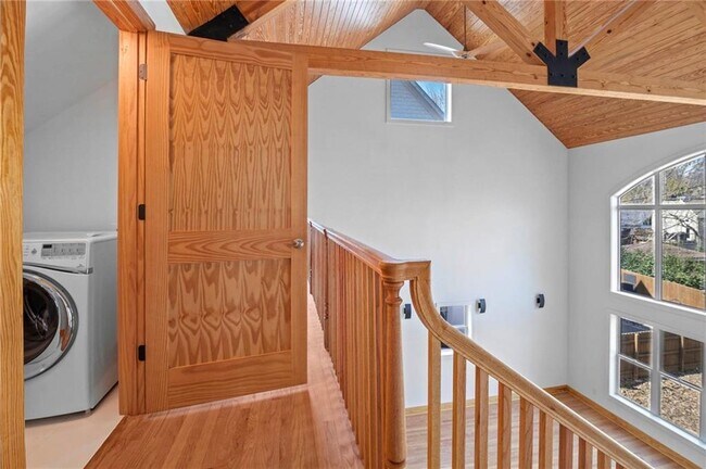 Building Photo - 1008 Courtenay Dr NE