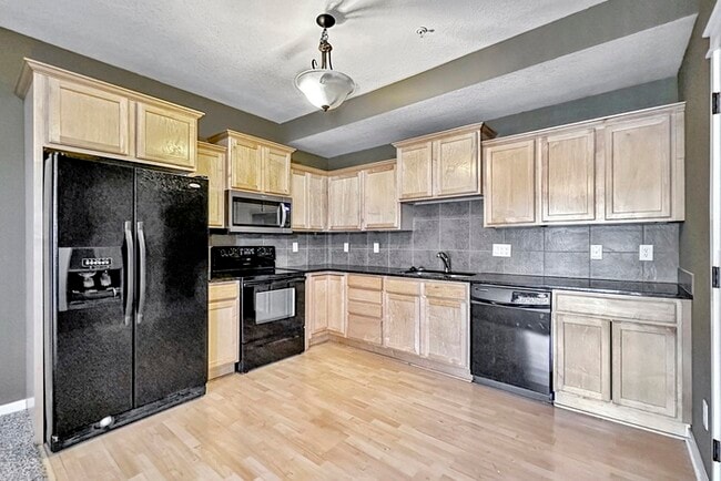 Building Photo - 204 NE Chalet Ln