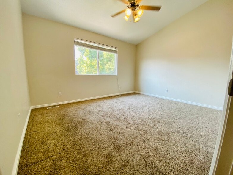 Building Photo - 428 E Park Oak Pl