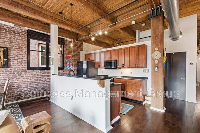 Building Photo - 220 W Jackson Ave