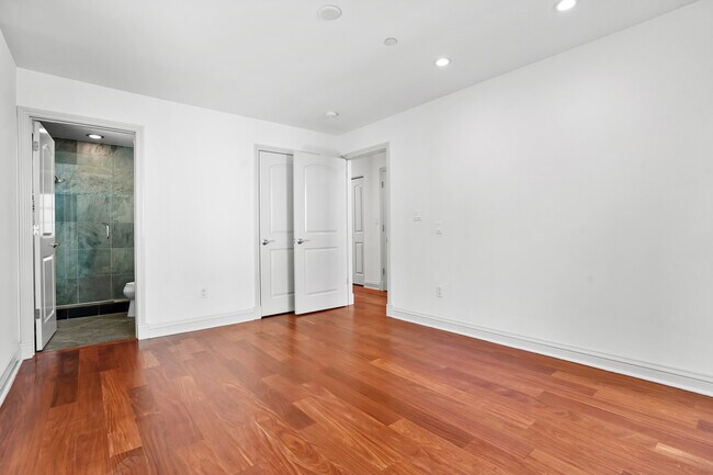 Building Photo - 985 N Michillinda Ave