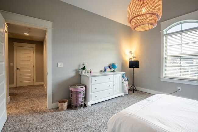 Building Photo - 5322 Honeybee Dr