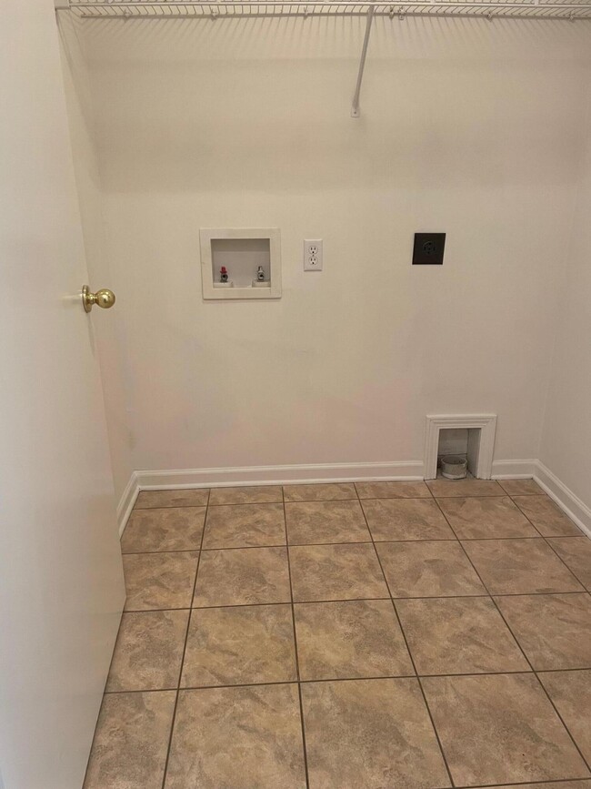 Building Photo - 879 Fairview Dr