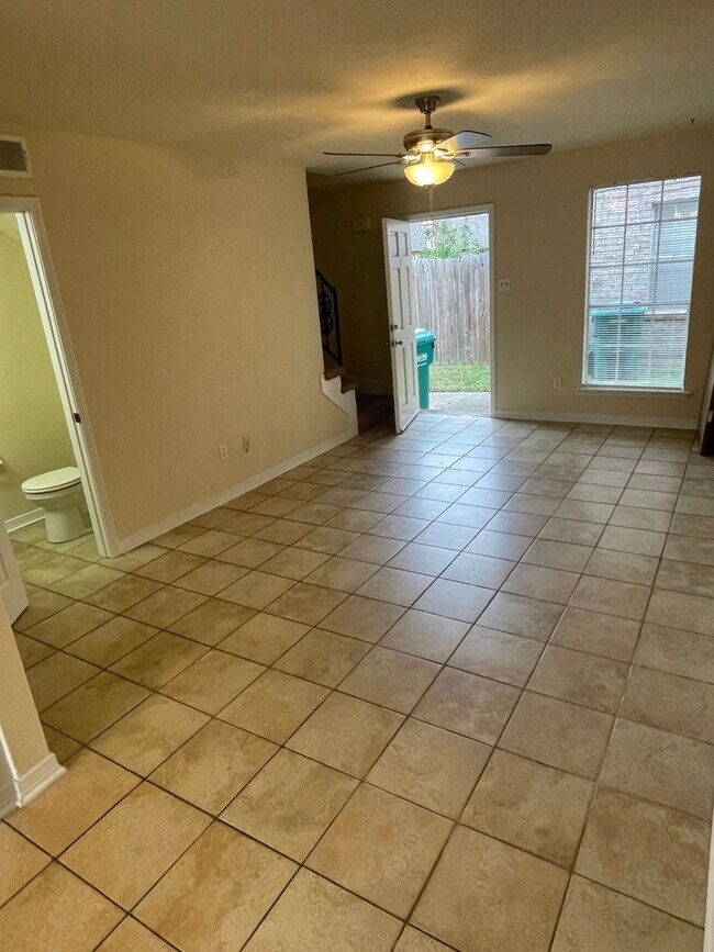 Building Photo - Great Complex in Kenner, 2BD/1.5BA with Off Street Parking