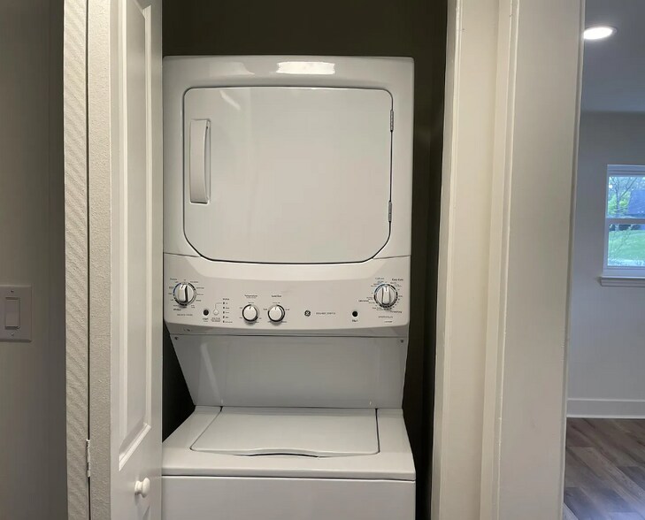 Building Photo - 155 Jones St