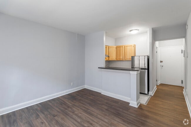 Studio - 330 SF - Hilltop House