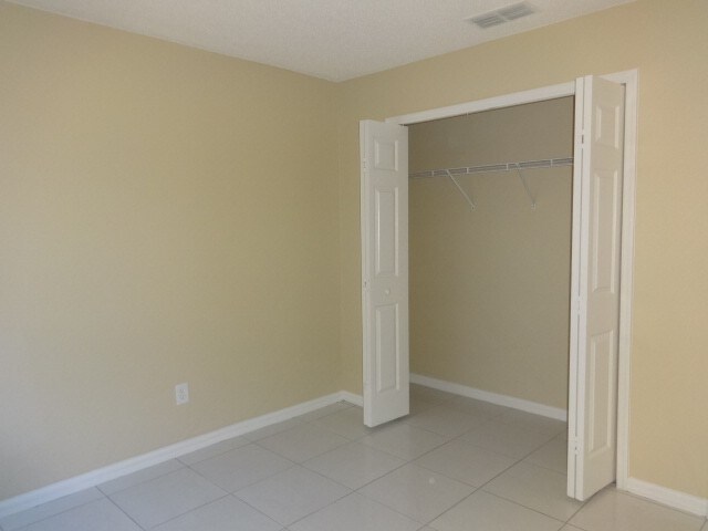 Building Photo - 1040 Pineview Ct