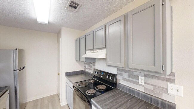 Building Photo - 2802 Woodlands Dr