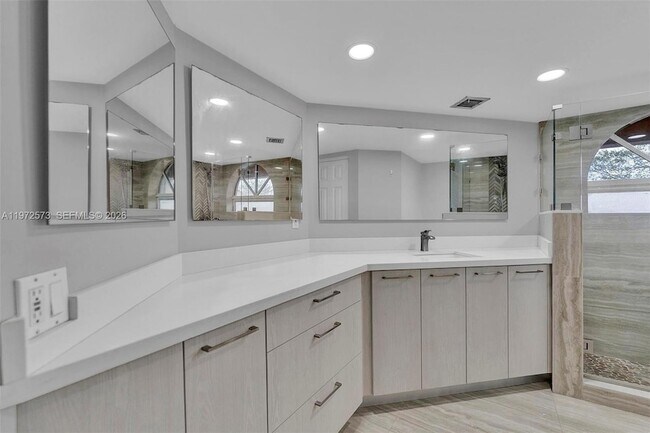 Building Photo - 15575 N Miami Lakeway