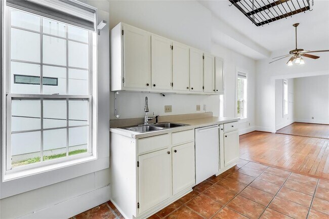 Building Photo - 609 W 35th St