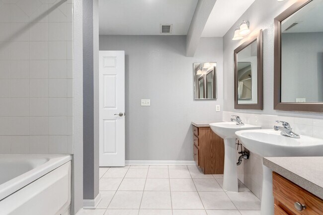 Building Photo - 2BD, 2BA City Park West Condo with 2 Garag...