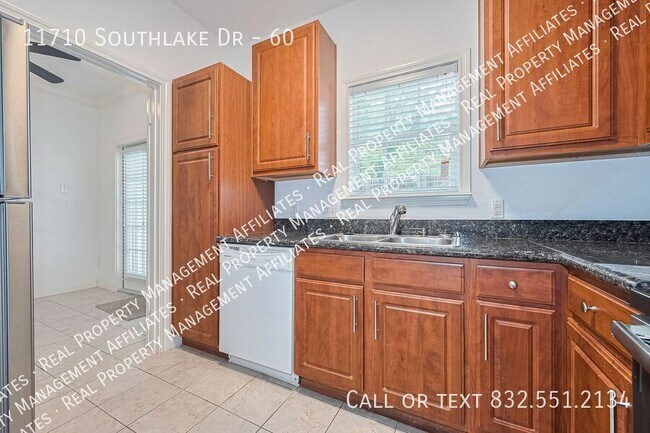 Building Photo - 11710 Southlake Dr