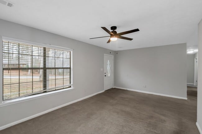 Building Photo - 321 Summerwood Ln