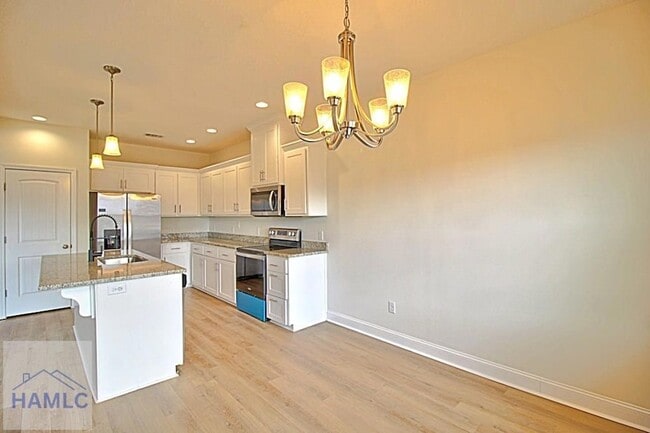 Building Photo - 302 Mcclelland Lp NE