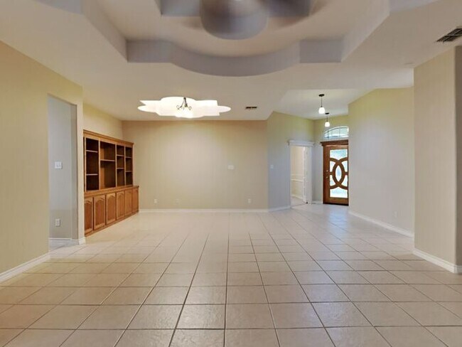 Building Photo - *No Application Fee* *$1000 off first mont...