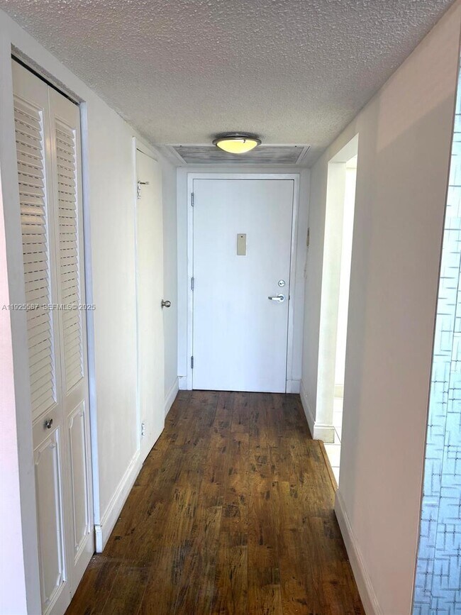 Building Photo - 1000 Parkview Dr