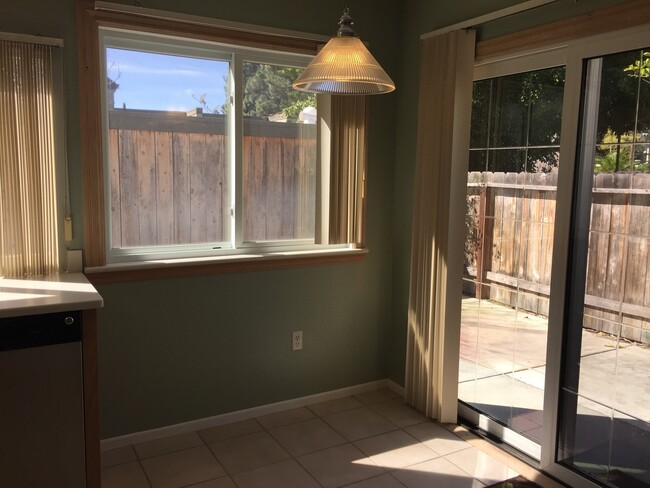 Building Photo - 3 Bedroom, 1.5 Bath Tierrasanta Townhome i...