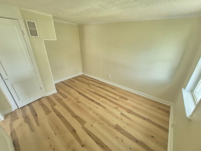 Building Photo - Fully Renovated 2-Bedroom in Elsmere – Off-Street Parking & Yard Space