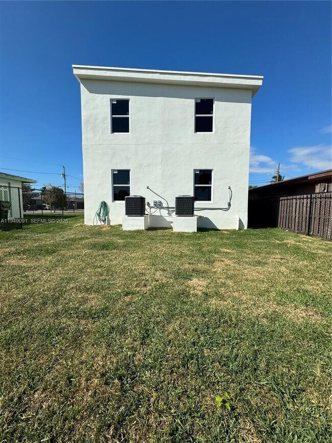 Building Photo - 526 NW 6th St