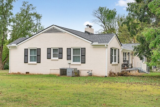 Building Photo - 147 Sunset Dr
