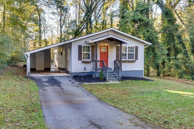 Building Photo - Cute & Private 3BR Home Ready for Move-In