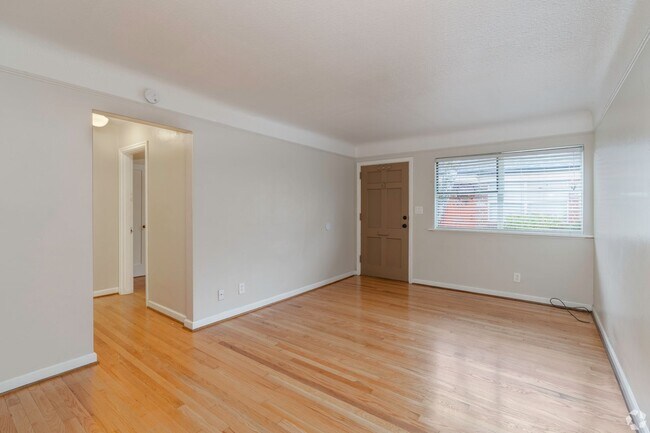 Building Photo - Lovely 1 Bed, 1 Bath at Irving Court Apartments