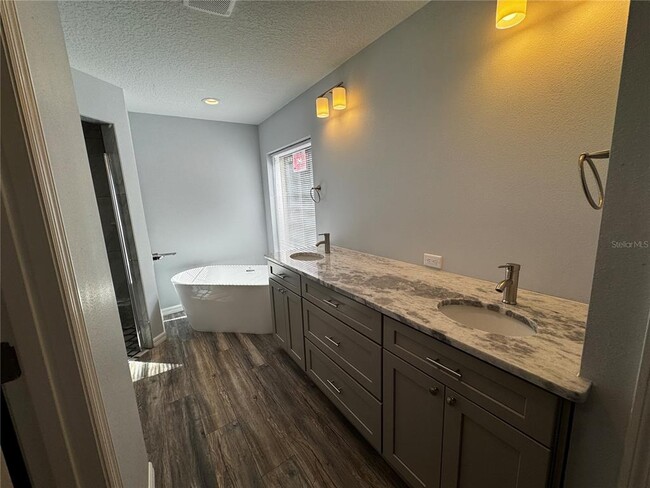 Building Photo - 25919 Sackamaxon Dr