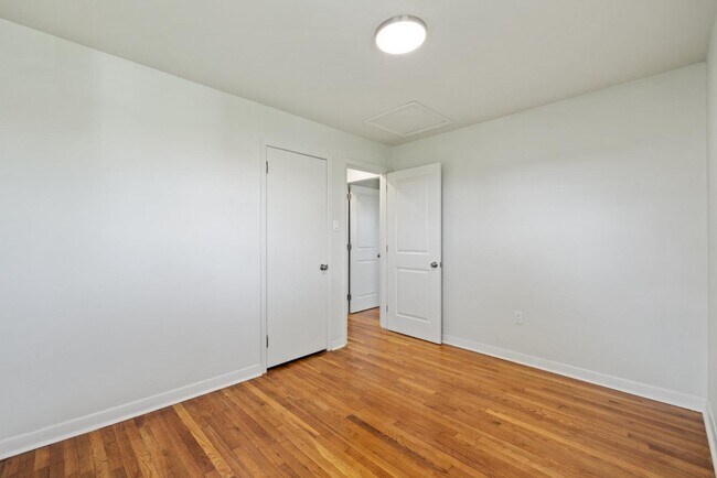 Building Photo - 389 Thompson St