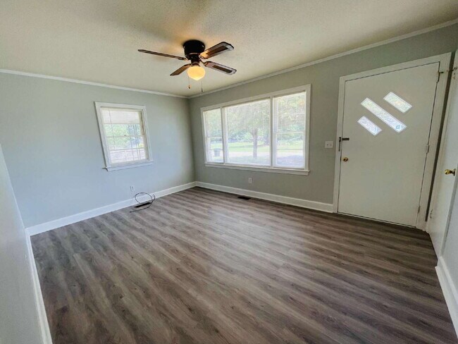 Building Photo - ADORABLE BRICK RANCH IN LAGRANGE *3 BR, 1 BA* NEWLY RENOVATED