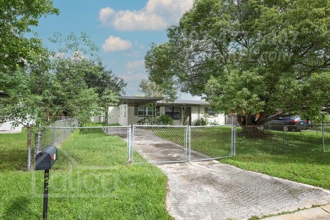 Primary Photo - 210 Palm Pl